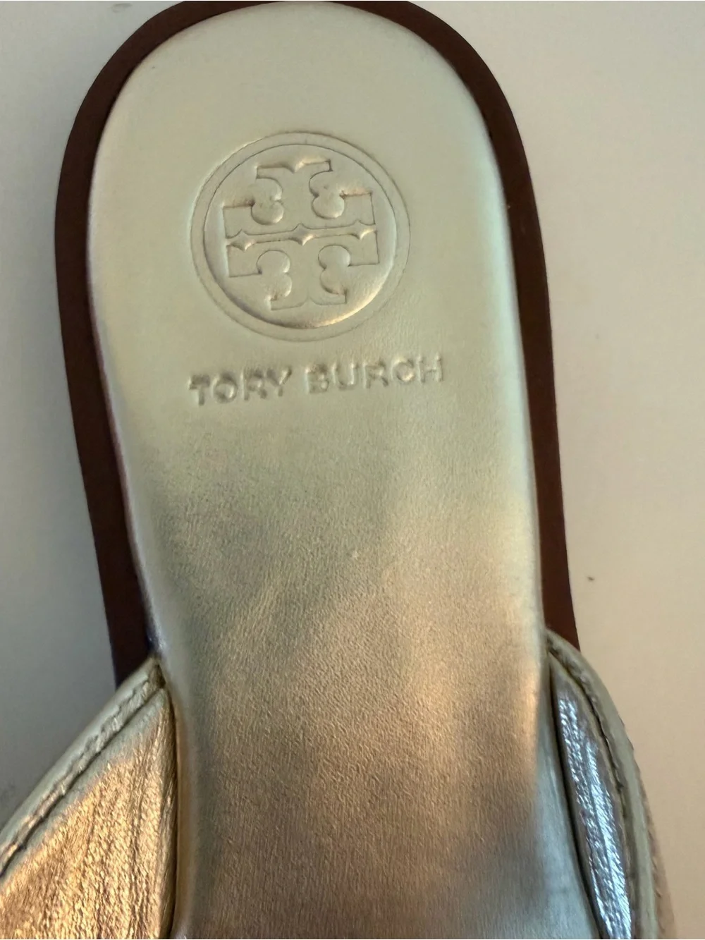 Tory Burch Benton Thong in Spark Gold Sandals. Sz. 6.